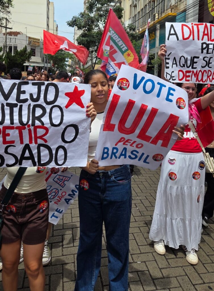PT faz caminhada no Calçadão de Rio Preto em apoio à candidatura de Lula