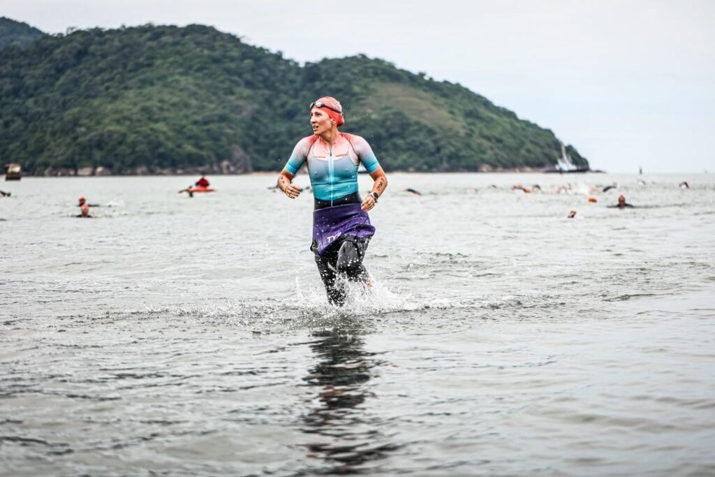 Após susto no mar, triatleta de Rio Preto reage e sobe ao pódio em Santos