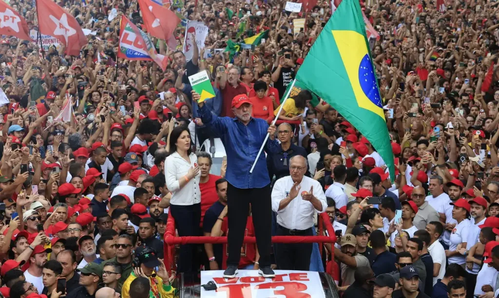 Vitória de Lula mantém PT no poder e impõe derrota ao grupo Bolsonaro