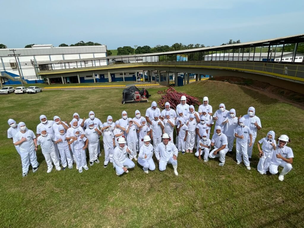 Estudantes da rede municipal visitam unidade da Naturafrig, em Pirapozinho