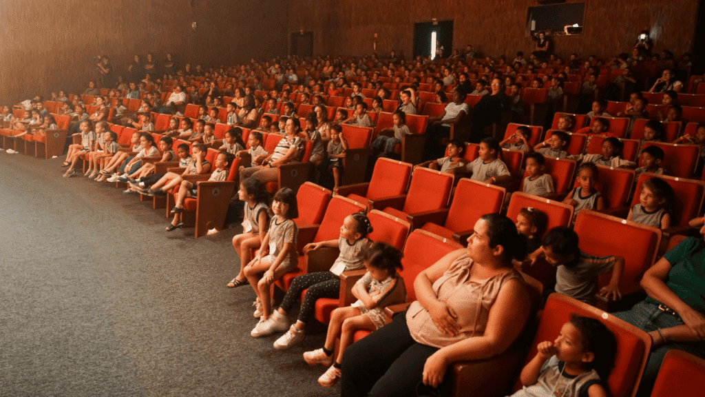 Teatro recebe mais de 700 crianças da rede municipal em Rio Preto