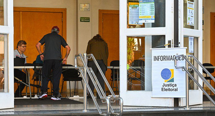 Eleitor deve conferir local de votação antes de sair de casa neste domingo